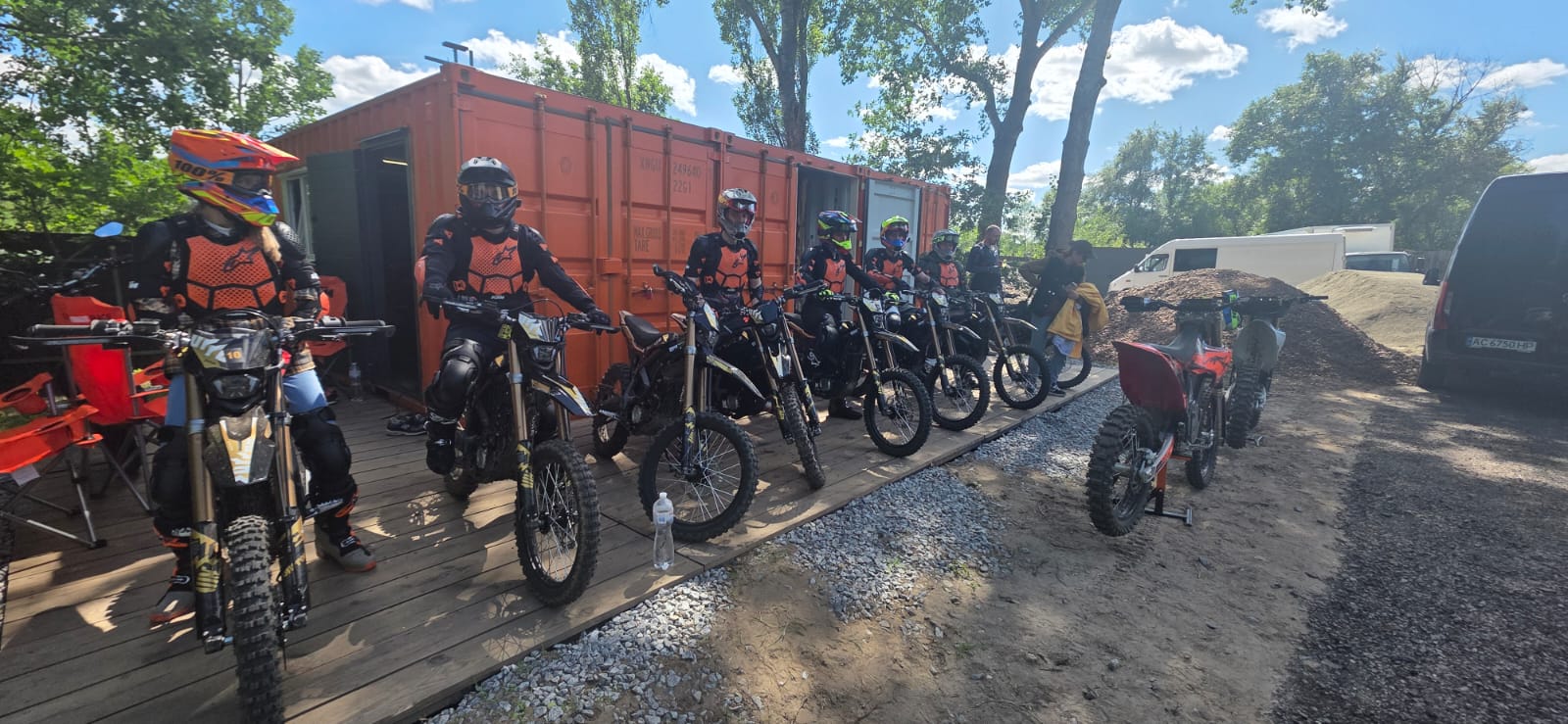 Гонщики Terra Moto в екіпіруванні